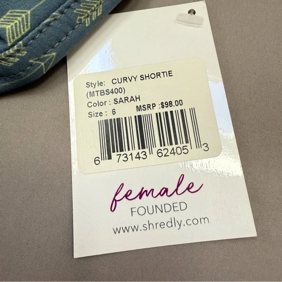 NWT $98!  SHREDLY arrow print active shorts, 6. - Picture 4 of 7